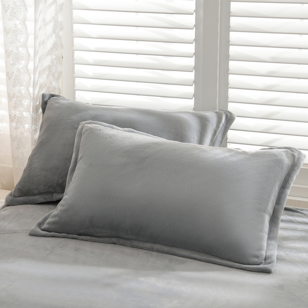 91家纺网 家纺一手货源 找家纺 湘之帛 2025新款简约毛巾绣牛奶绒床裙-小熊猫 小熊猫-灰色