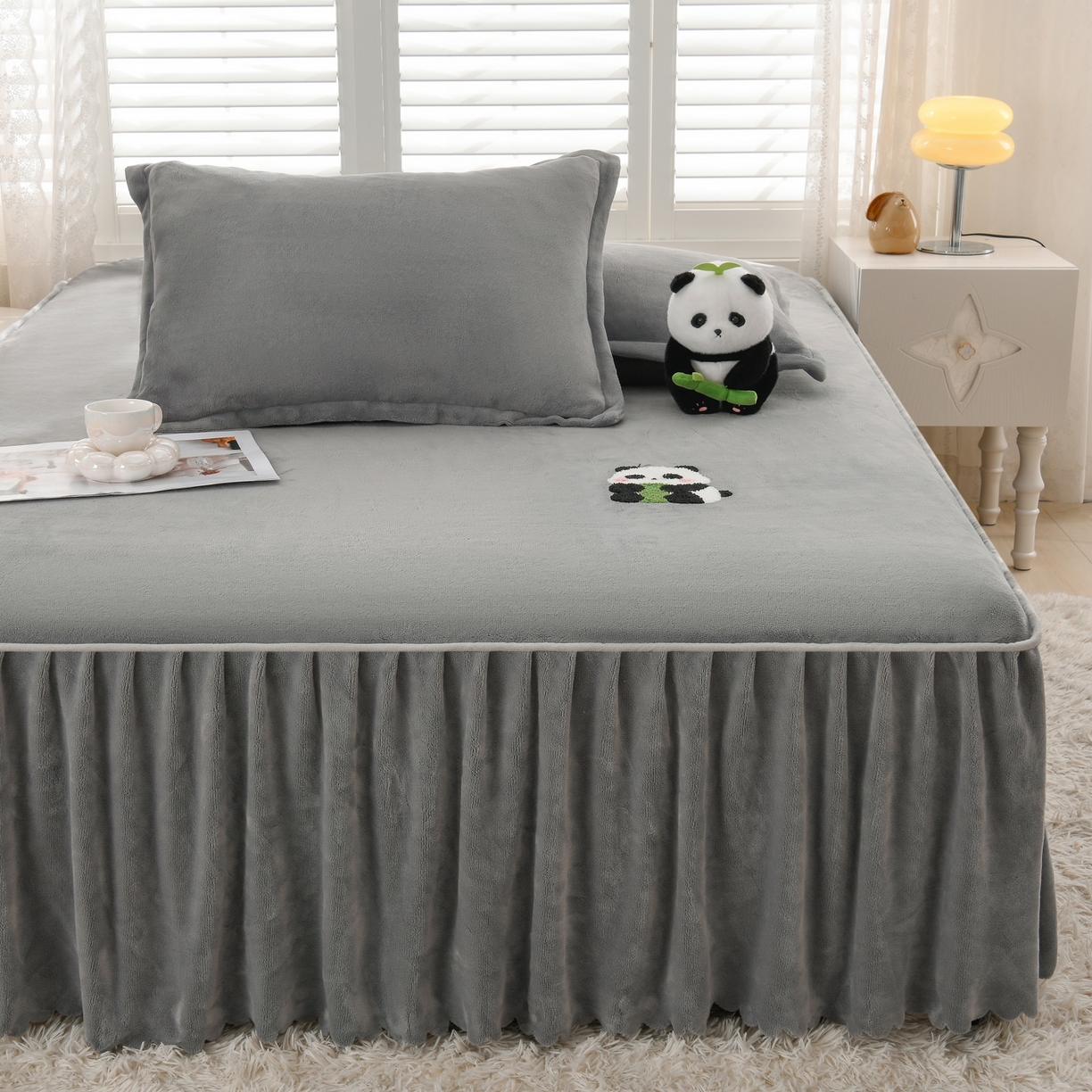 91家纺网 家纺一手货源 找家纺 湘之帛 2025新款简约毛巾绣牛奶绒床裙-小熊猫 小熊猫-灰色
