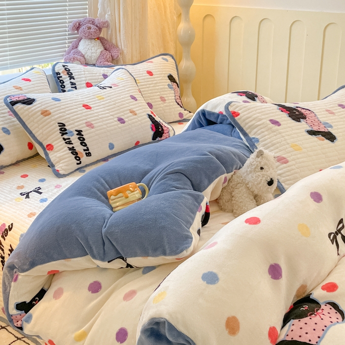 91家纺网 家纺一手货源 找家纺 云玲时尚 2025新款高克重牛奶绒印花床盖四件套 波点小狗