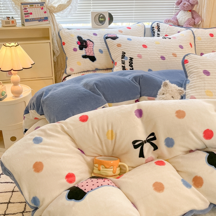 91家纺网 家纺一手货源 找家纺 云玲时尚 2025新款高克重牛奶绒印花床盖四件套 波点小狗