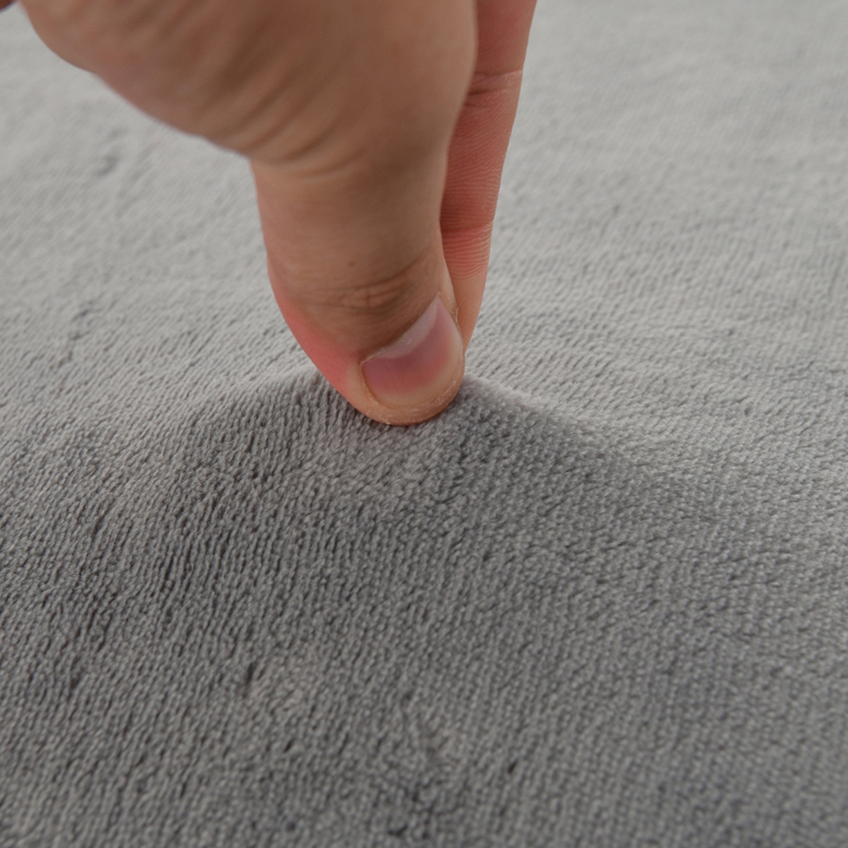 91家纺网 家纺一手货源 找家纺 湘之帛 2025新款简约毛巾绣牛奶绒床裙-小熊猫 小熊猫-灰色