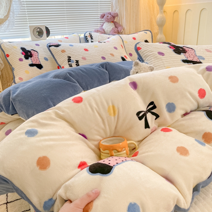 91家纺网 家纺一手货源 找家纺 云玲时尚 2025新款高克重牛奶绒印花床盖四件套 波点小狗