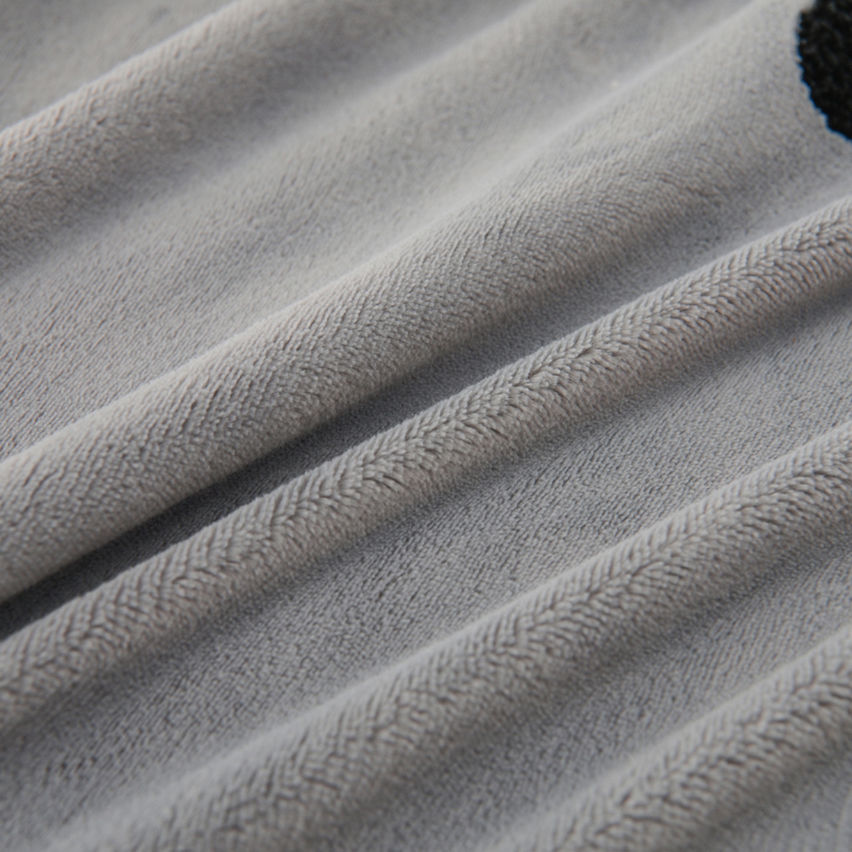 91家纺网 家纺一手货源 找家纺 湘之帛 2025新款简约毛巾绣牛奶绒床裙-小熊猫 小熊猫-灰色