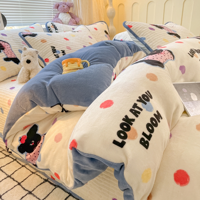 91家纺网 家纺一手货源 找家纺 云玲时尚 2025新款高克重牛奶绒印花床盖四件套 波点小狗