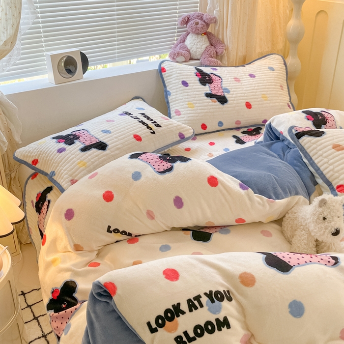 91家纺网 家纺一手货源 找家纺 云玲时尚 2025新款高克重牛奶绒印花床盖四件套 波点小狗
