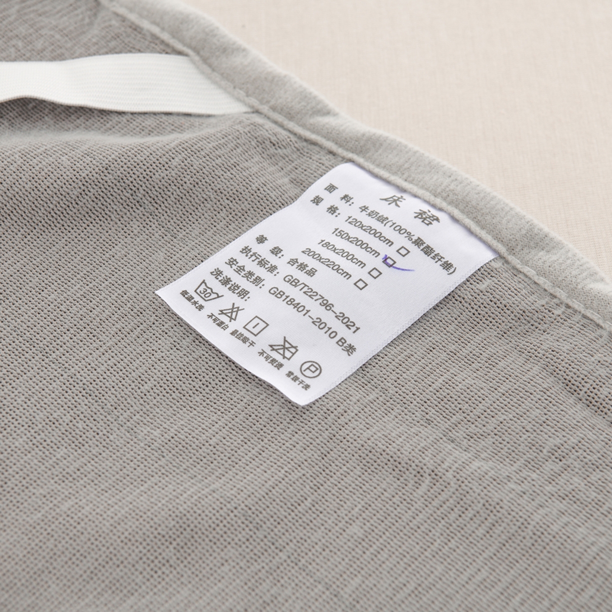 91家纺网 家纺一手货源 找家纺 湘之帛 2025新款简约毛巾绣牛奶绒床裙-小熊猫 小熊猫-灰色