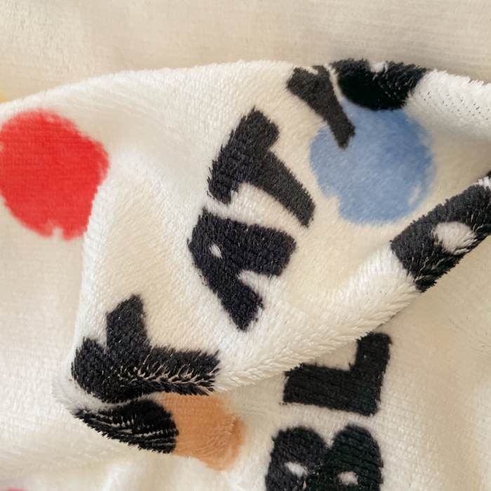 91家纺网 家纺一手货源 找家纺 云玲时尚 2025新款高克重牛奶绒印花床盖四件套 波点小狗