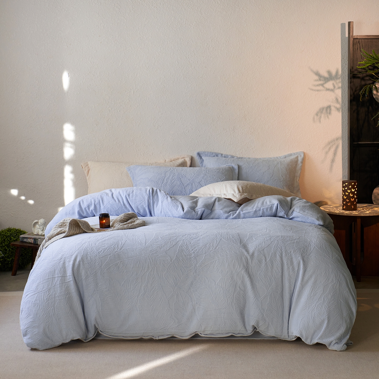 91家纺网 家纺一手货源 找家纺 亿梵家居 2025秋冬新款A类全消光牛奶绒立体5D雕花绒四件套-风格一 （提供买家秀） 芭提雅-天空蓝