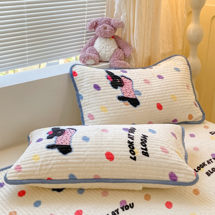 91家纺网 家纺一手货源 找家纺 云玲时尚 2025新款高克重牛奶绒印花床盖四件套 波点小狗