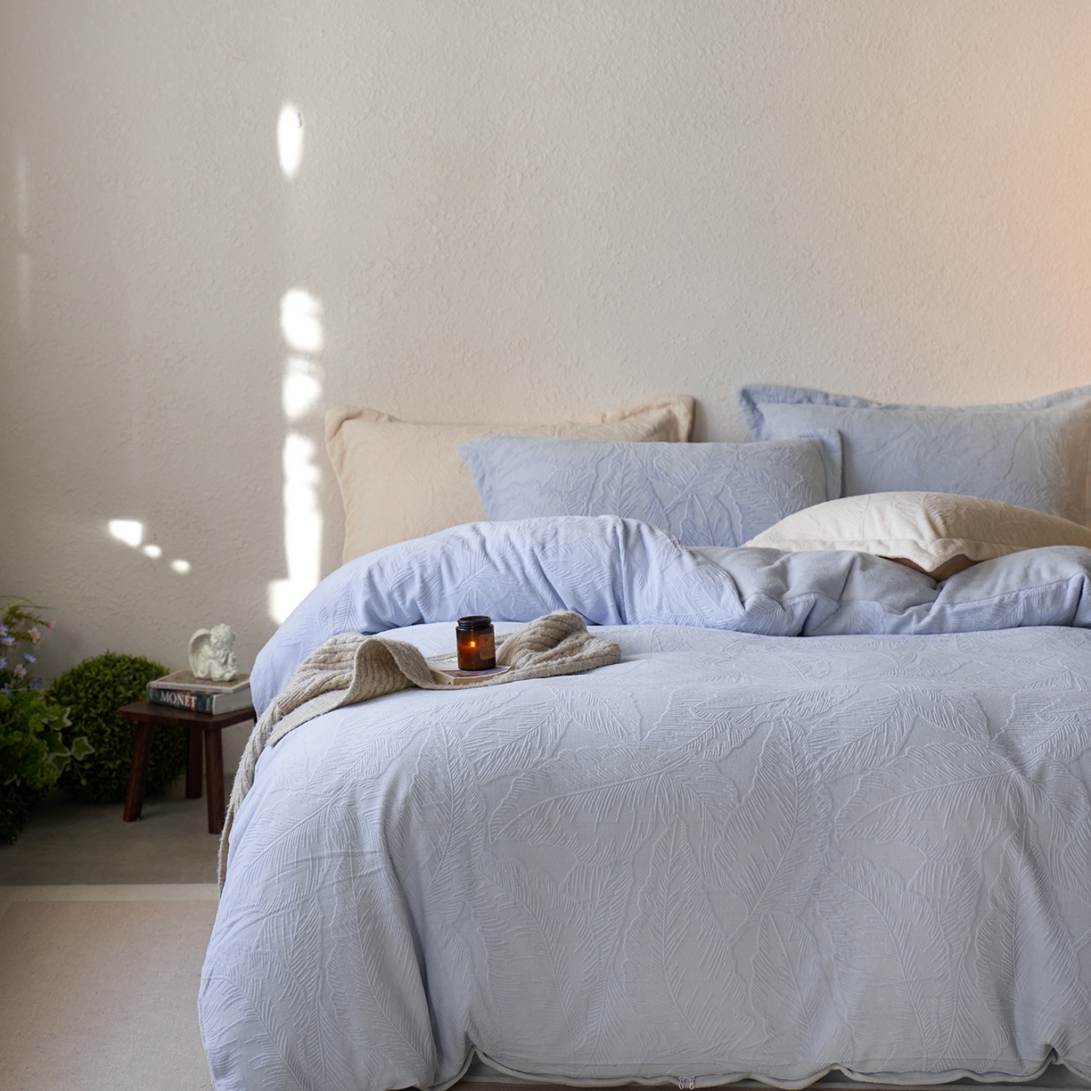 91家纺网 家纺一手货源 找家纺 亿梵家居 2025秋冬新款A类全消光牛奶绒立体5D雕花绒四件套-风格一 （提供买家秀） 芭提雅-天空蓝