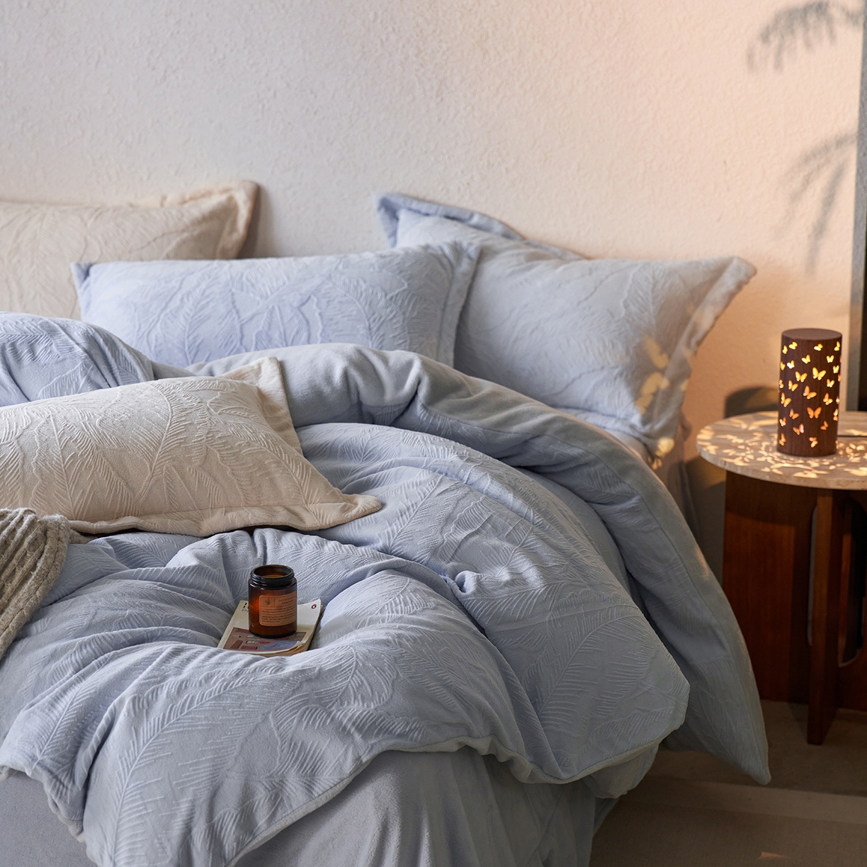 91家纺网 家纺一手货源 找家纺 亿梵家居 2025秋冬新款A类全消光牛奶绒立体5D雕花绒四件套-风格一 （提供买家秀） 芭提雅-天空蓝