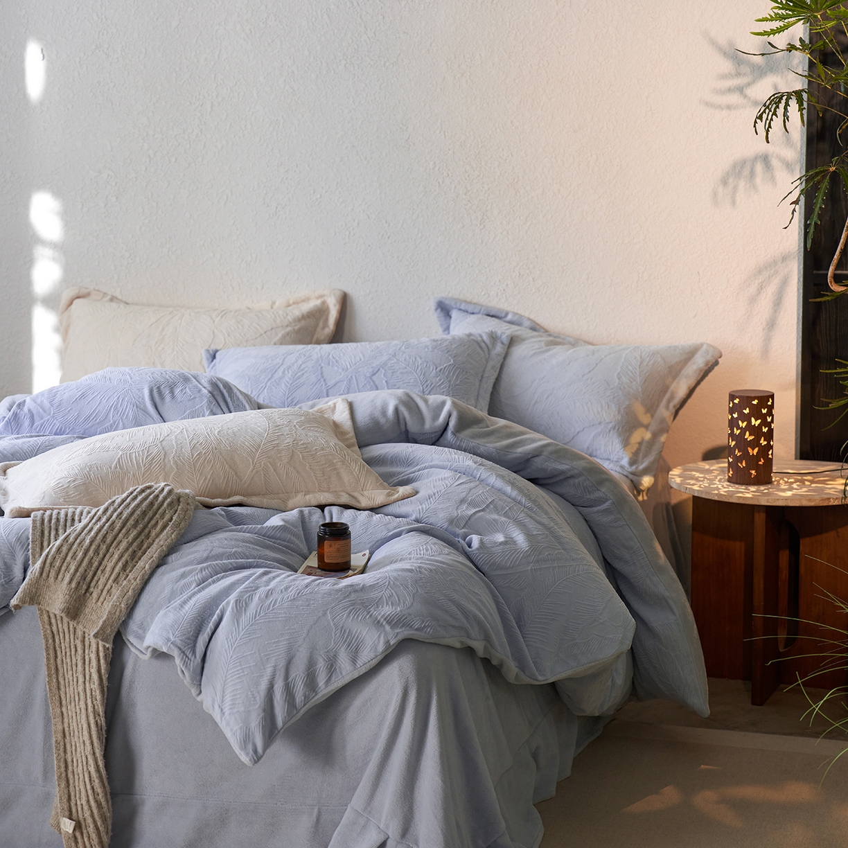 91家纺网 家纺一手货源 找家纺 亿梵家居 2025秋冬新款A类全消光牛奶绒立体5D雕花绒四件套-风格一 （提供买家秀） 芭提雅-天空蓝