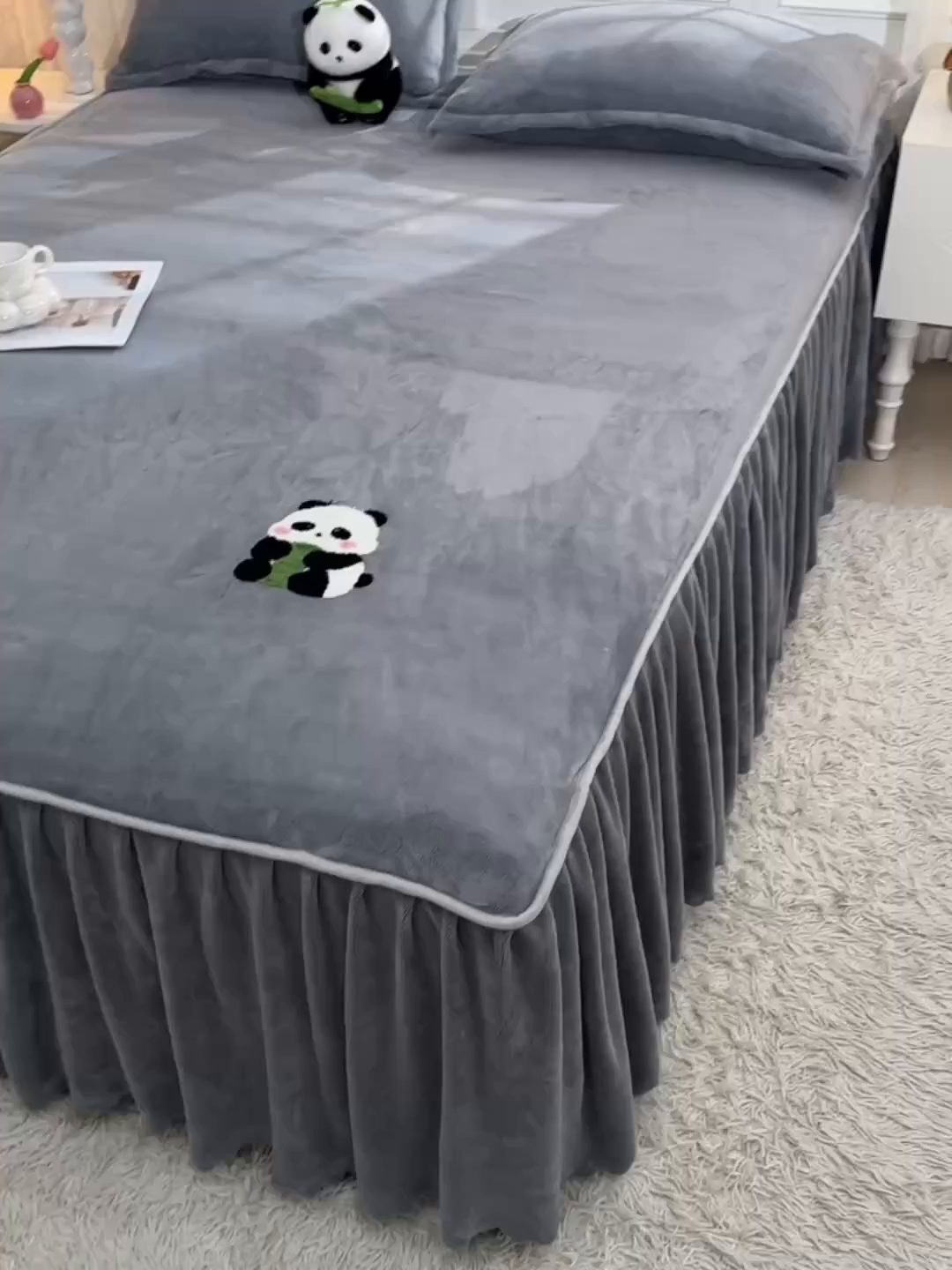 91家纺网 家纺一手货源 找家纺 湘之帛 2025新款简约毛巾绣牛奶绒床裙-小熊猫 小熊猫-灰色