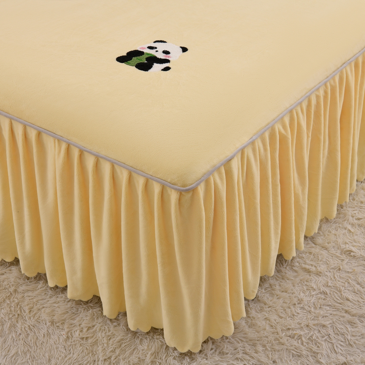 91家纺网 家纺一手货源 找家纺 湘之帛 2025新款简约毛巾绣牛奶绒床裙-小熊猫 小熊猫-米黄