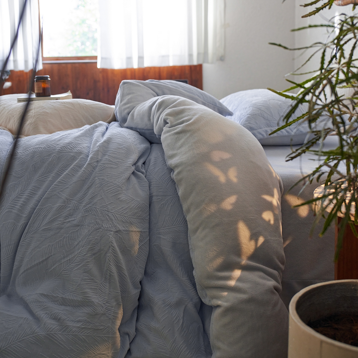 91家纺网 家纺一手货源 找家纺 亿梵家居 2025秋冬新款A类全消光牛奶绒立体5D雕花绒四件套-风格一 （提供买家秀） 芭提雅-天空蓝