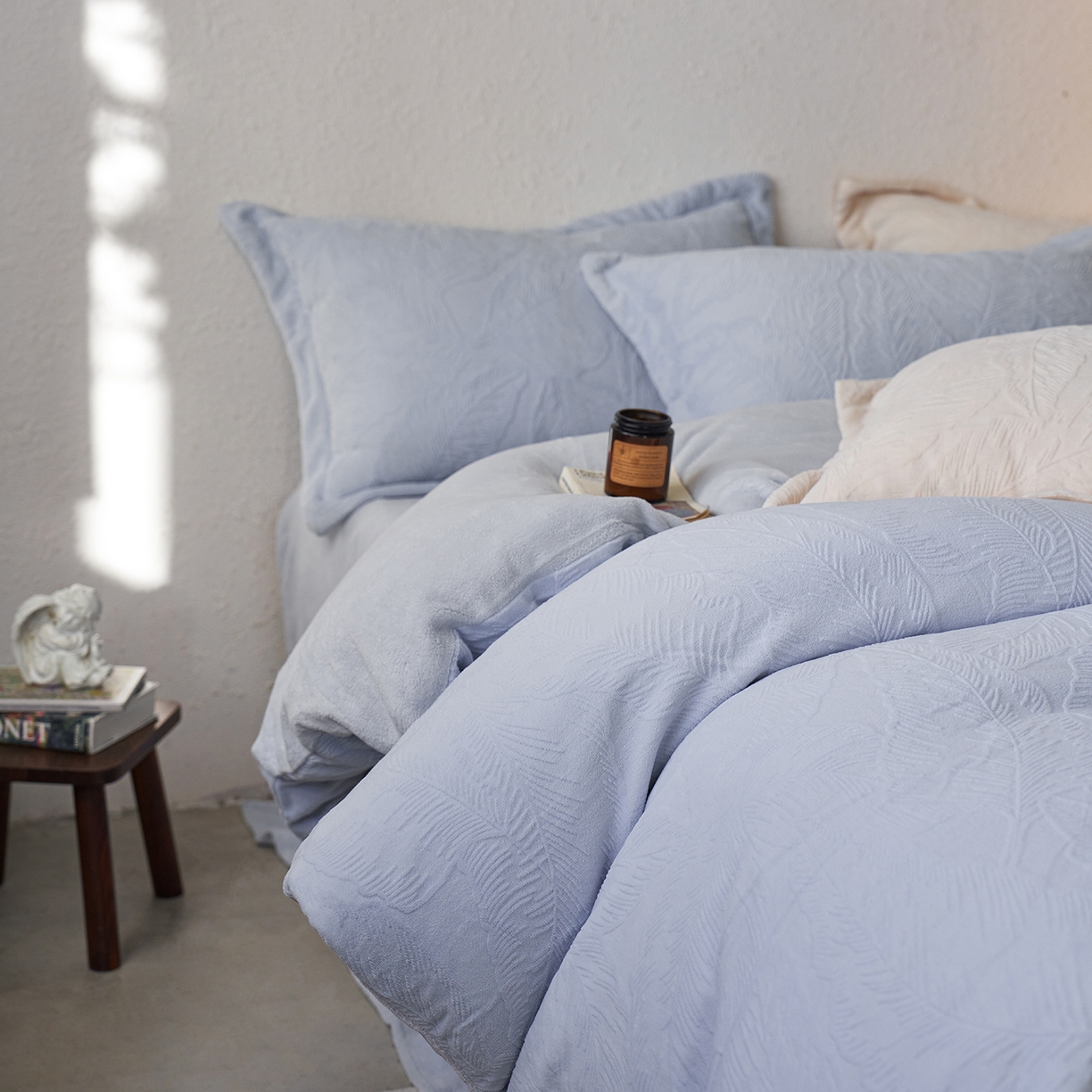 91家纺网 家纺一手货源 找家纺 亿梵家居 2025秋冬新款A类全消光牛奶绒立体5D雕花绒四件套-风格一 （提供买家秀） 芭提雅-天空蓝