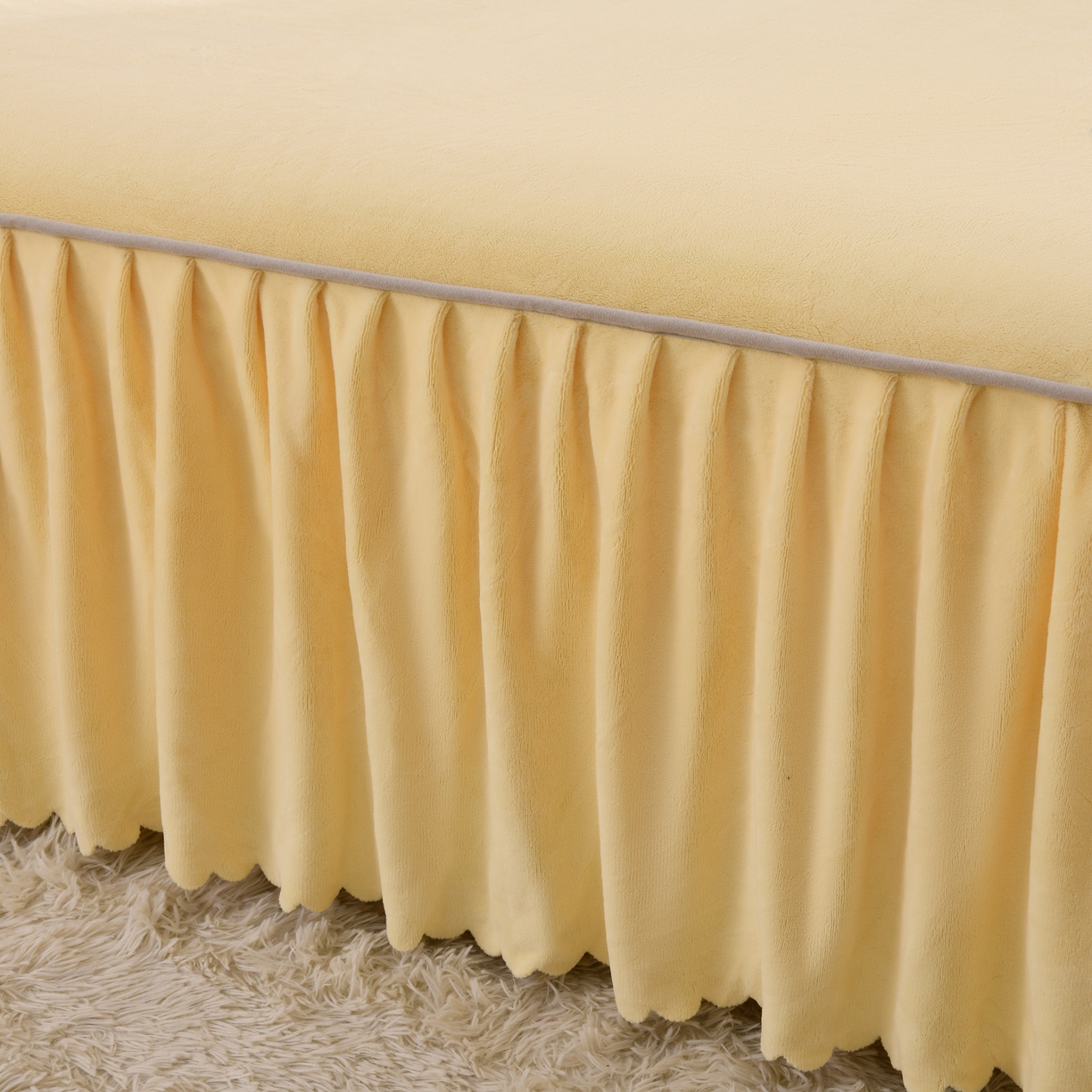 91家纺网 家纺一手货源 找家纺 湘之帛 2025新款简约毛巾绣牛奶绒床裙-小熊猫 小熊猫-米黄