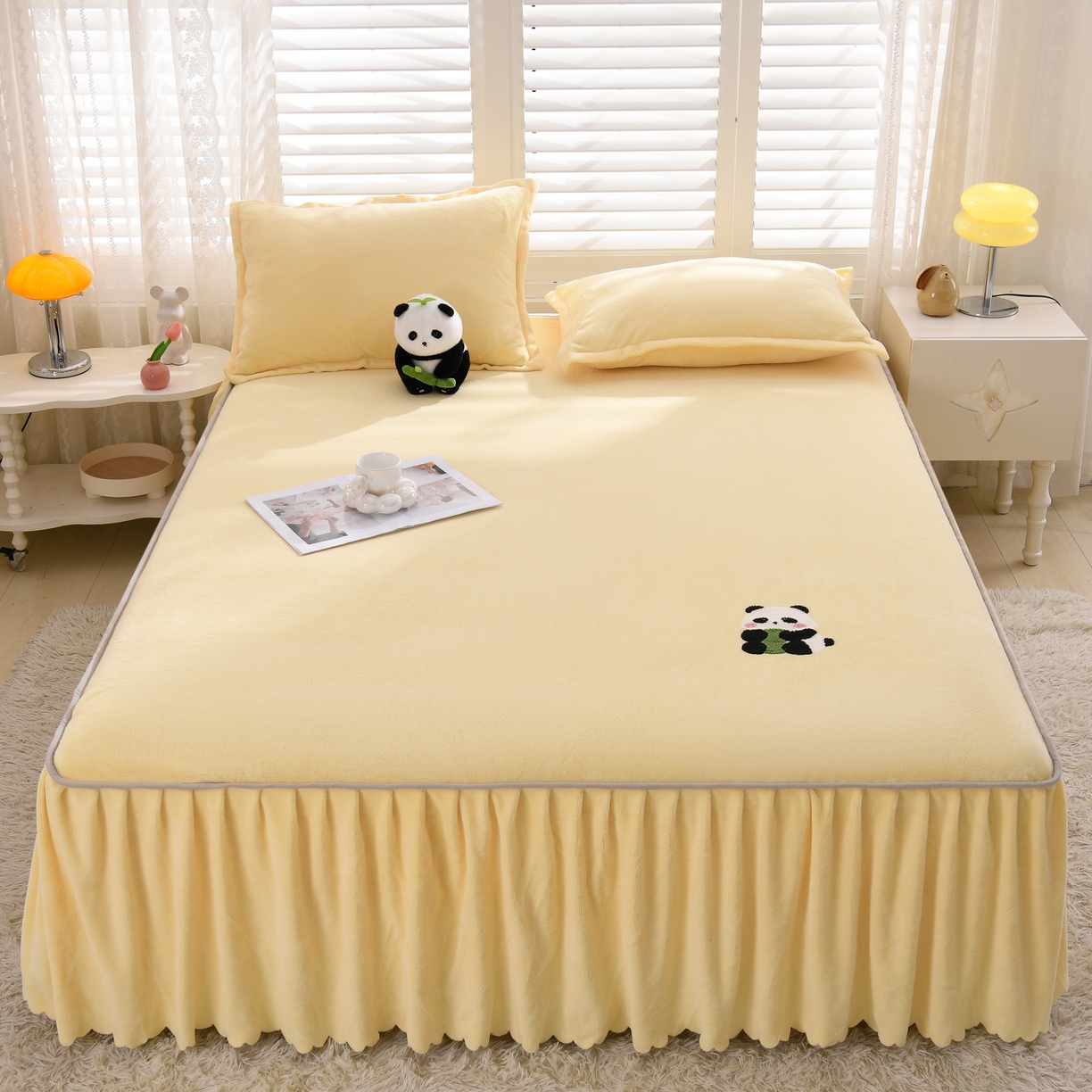 91家纺网 家纺一手货源 找家纺 湘之帛 2025新款简约毛巾绣牛奶绒床裙-小熊猫 小熊猫-米黄