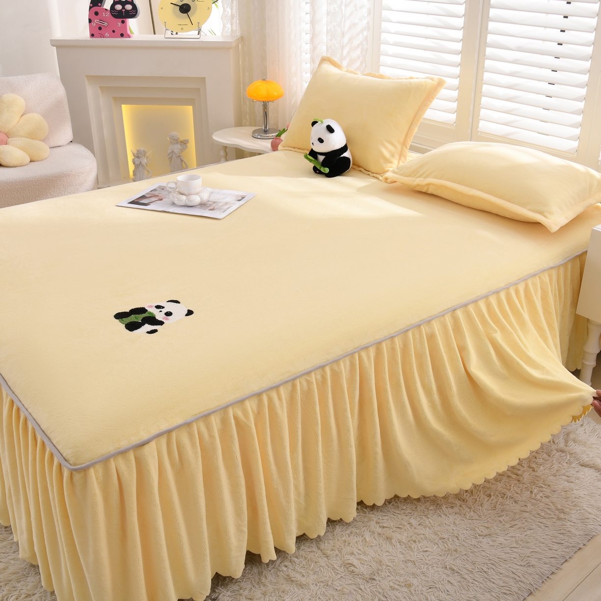 91家纺网 家纺一手货源 找家纺 湘之帛 2025新款简约毛巾绣牛奶绒床裙-小熊猫 小熊猫-米黄
