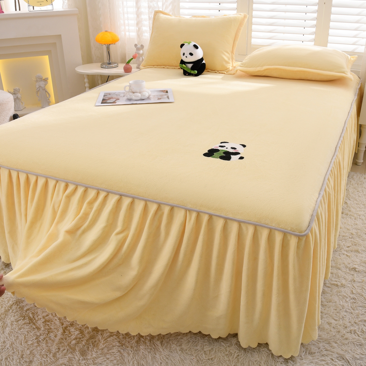 91家纺网 家纺一手货源 找家纺 湘之帛 2025新款简约毛巾绣牛奶绒床裙-小熊猫 小熊猫-米黄