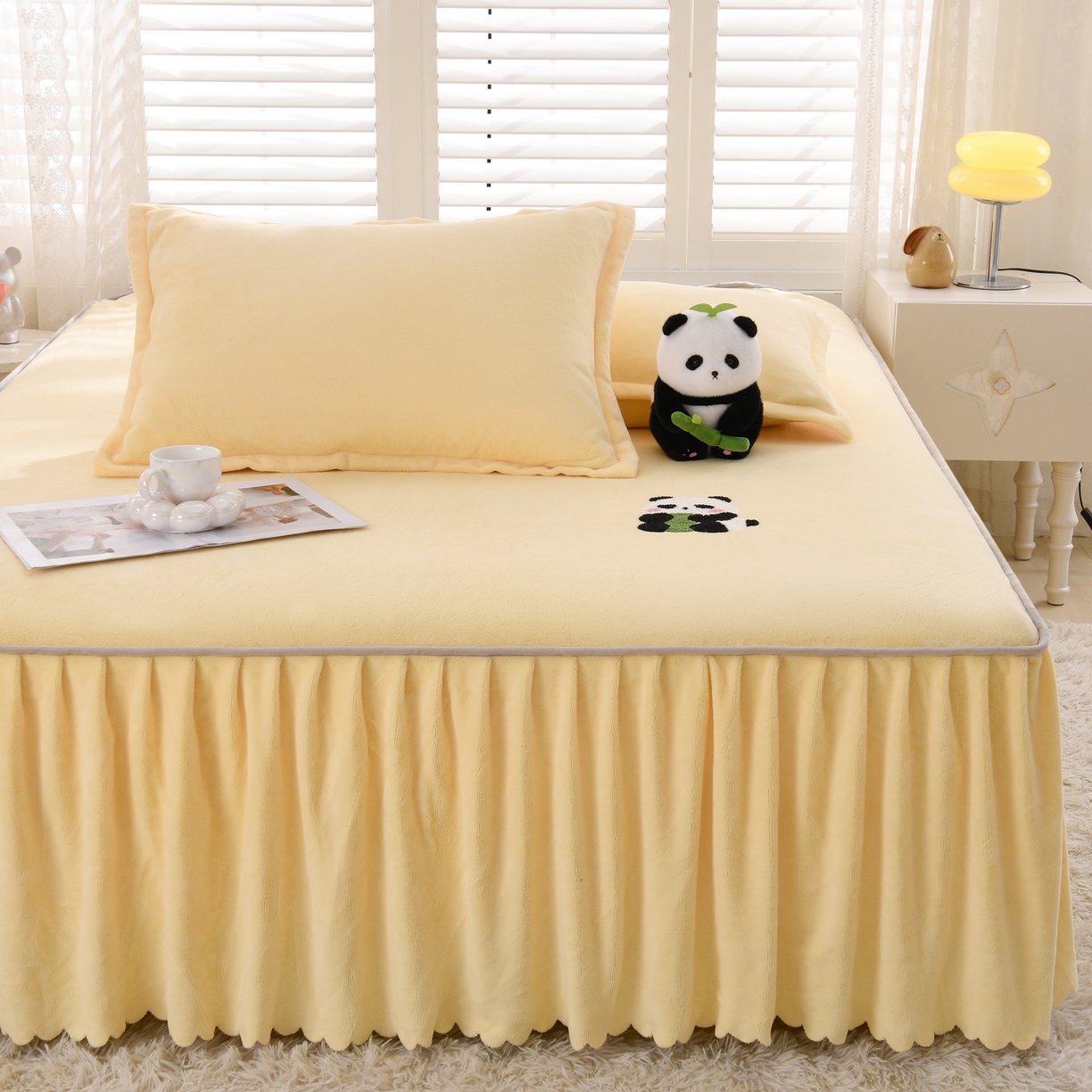 91家纺网 家纺一手货源 找家纺 湘之帛 2025新款简约毛巾绣牛奶绒床裙-小熊猫 小熊猫-米黄