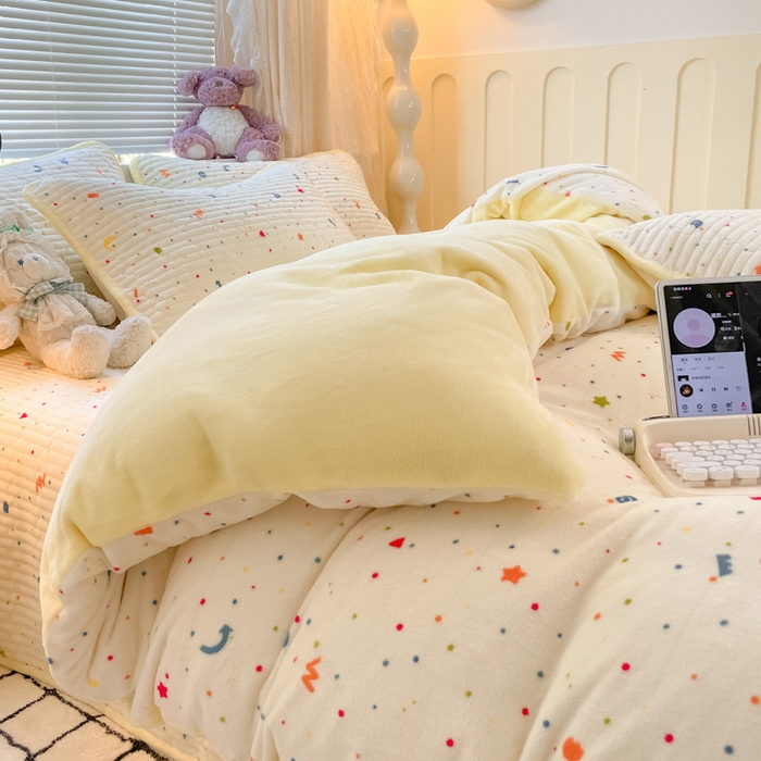 91家纺网 家纺一手货源 找家纺 云玲时尚 2025新款高克重牛奶绒印花床盖四件套 繁星点点