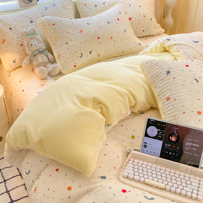 91家纺网 家纺一手货源 找家纺 云玲时尚 2025新款高克重牛奶绒印花床盖四件套 繁星点点