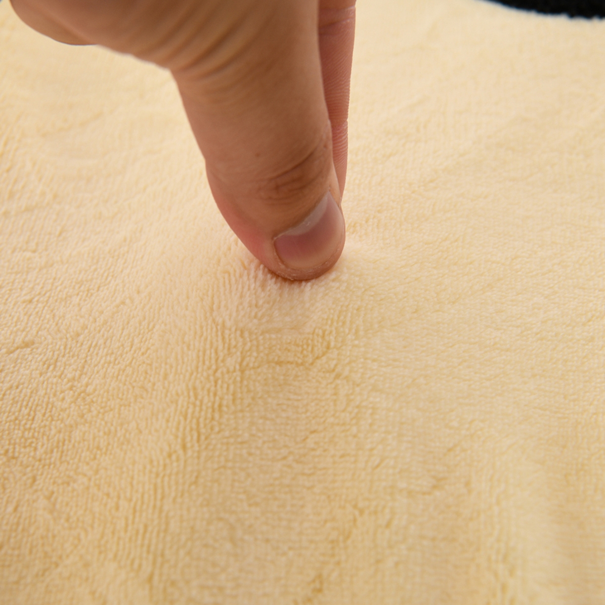 91家纺网 家纺一手货源 找家纺 湘之帛 2025新款简约毛巾绣牛奶绒床裙-小熊猫 小熊猫-米黄