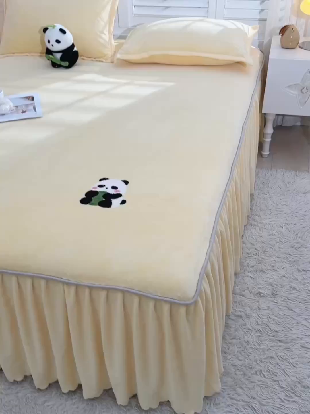 91家纺网 家纺一手货源 找家纺 湘之帛 2025新款简约毛巾绣牛奶绒床裙-小熊猫 小熊猫-米黄