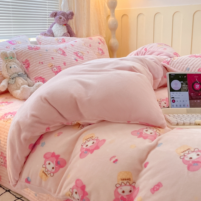 91家纺网 家纺一手货源 找家纺 云玲时尚 2025新款高克重牛奶绒印花床盖四件套 粉色美蒂