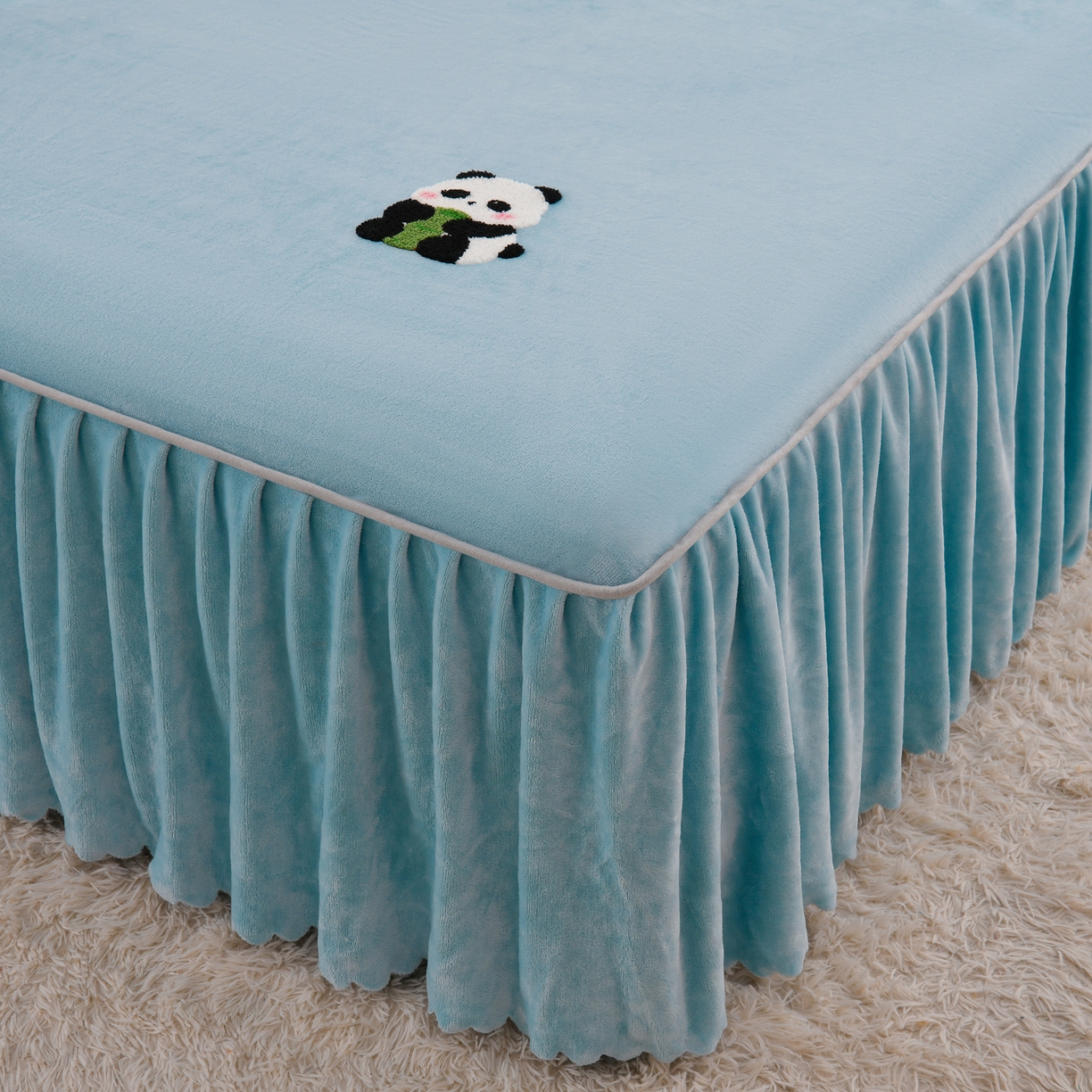 91家纺网 家纺一手货源 找家纺 湘之帛 2025新款简约毛巾绣牛奶绒床裙-小熊猫 小熊猫-浅蓝