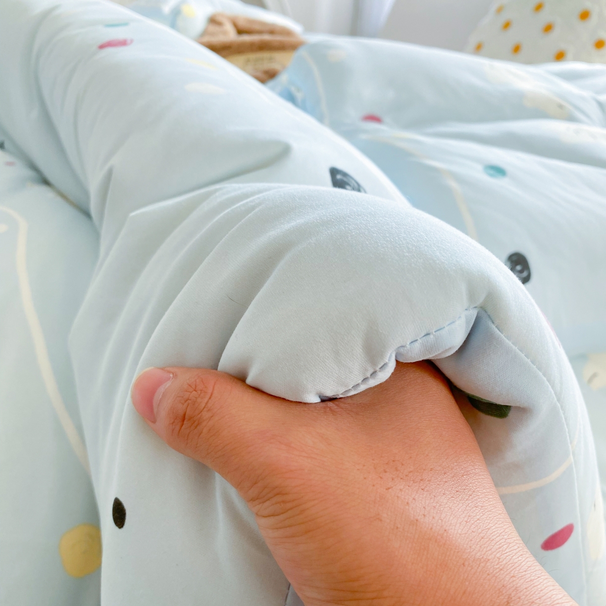 91家纺网 家纺一手货源 找家纺 小叮当家纺仓储工厂店 2025年新款A类母婴级宝宝被子豆豆绒牛奶针织棉被子儿童被子豆豆被大豆被春秋 牛奶针织被-嗨皮狗