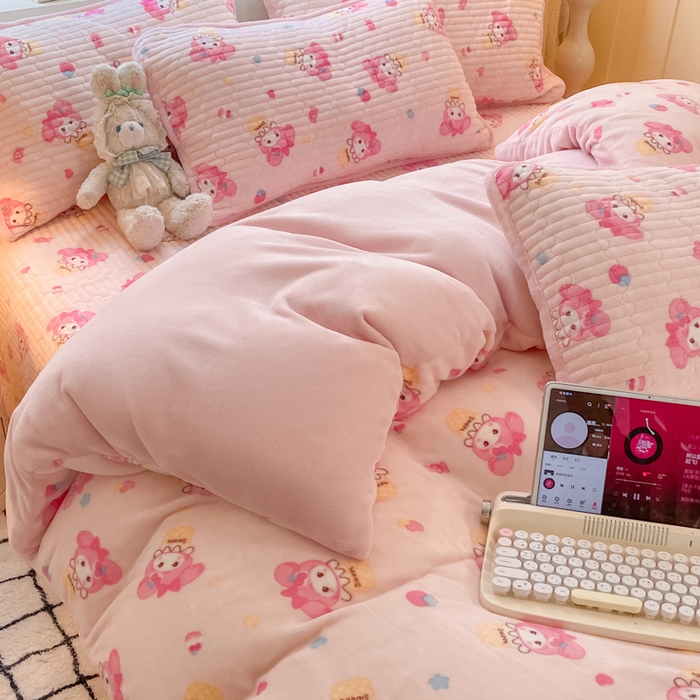 91家纺网 家纺一手货源 找家纺 云玲时尚 2025新款高克重牛奶绒印花床盖四件套 粉色美蒂