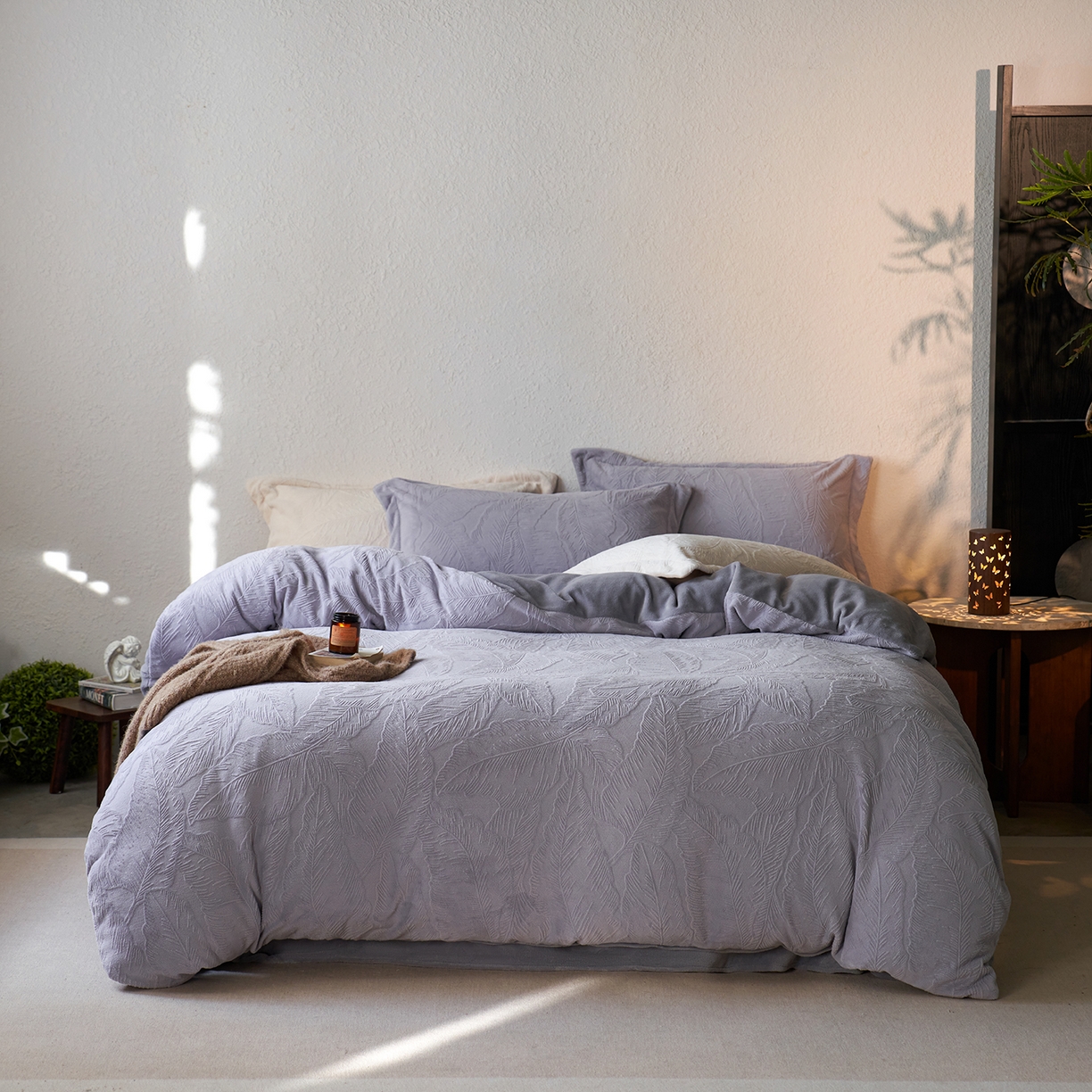 91家纺网 家纺一手货源 找家纺 亿梵家居 2025秋冬新款A类全消光牛奶绒立体5D雕花绒四件套-风格一 （提供买家秀） 芭提雅-香芋紫