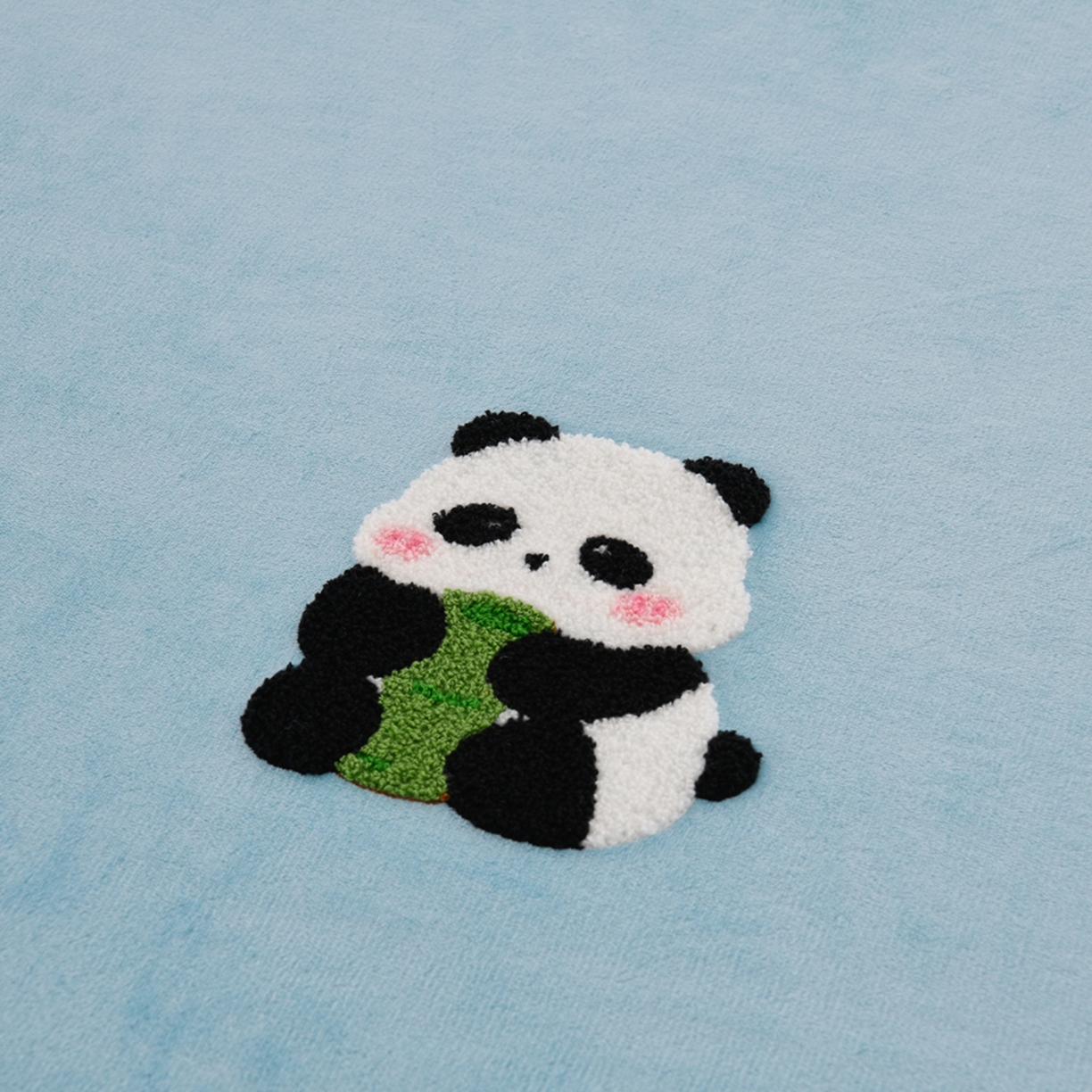 91家纺网 家纺一手货源 找家纺 湘之帛 2025新款简约毛巾绣牛奶绒床裙-小熊猫 小熊猫-浅蓝