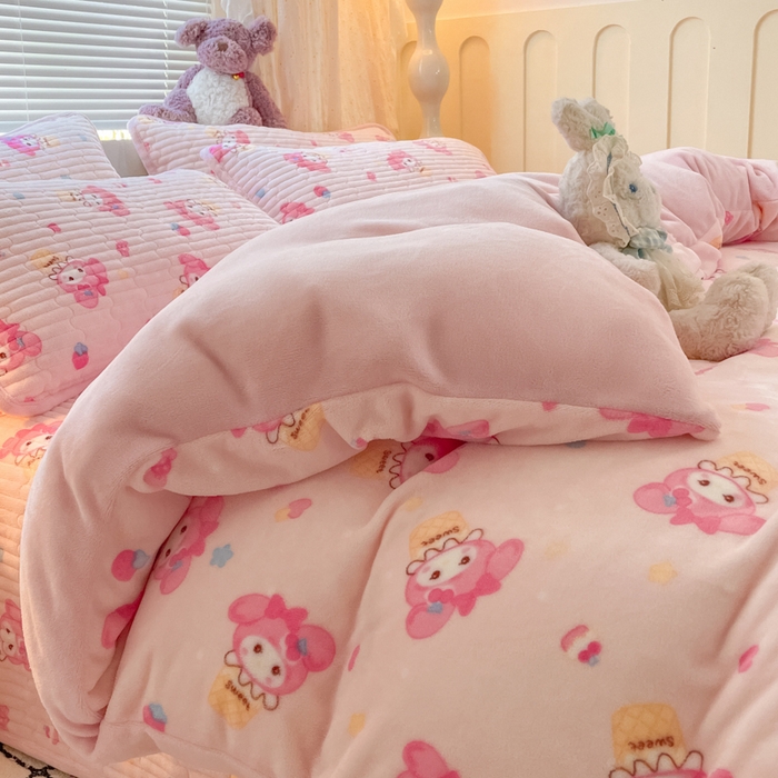 91家纺网 家纺一手货源 找家纺 云玲时尚 2025新款高克重牛奶绒印花床盖四件套 粉色美蒂