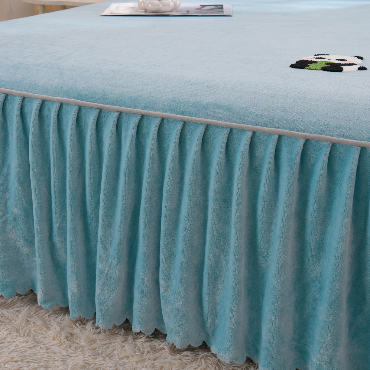 91家纺网 家纺一手货源 找家纺 湘之帛 2025新款简约毛巾绣牛奶绒床裙-小熊猫 小熊猫-浅蓝