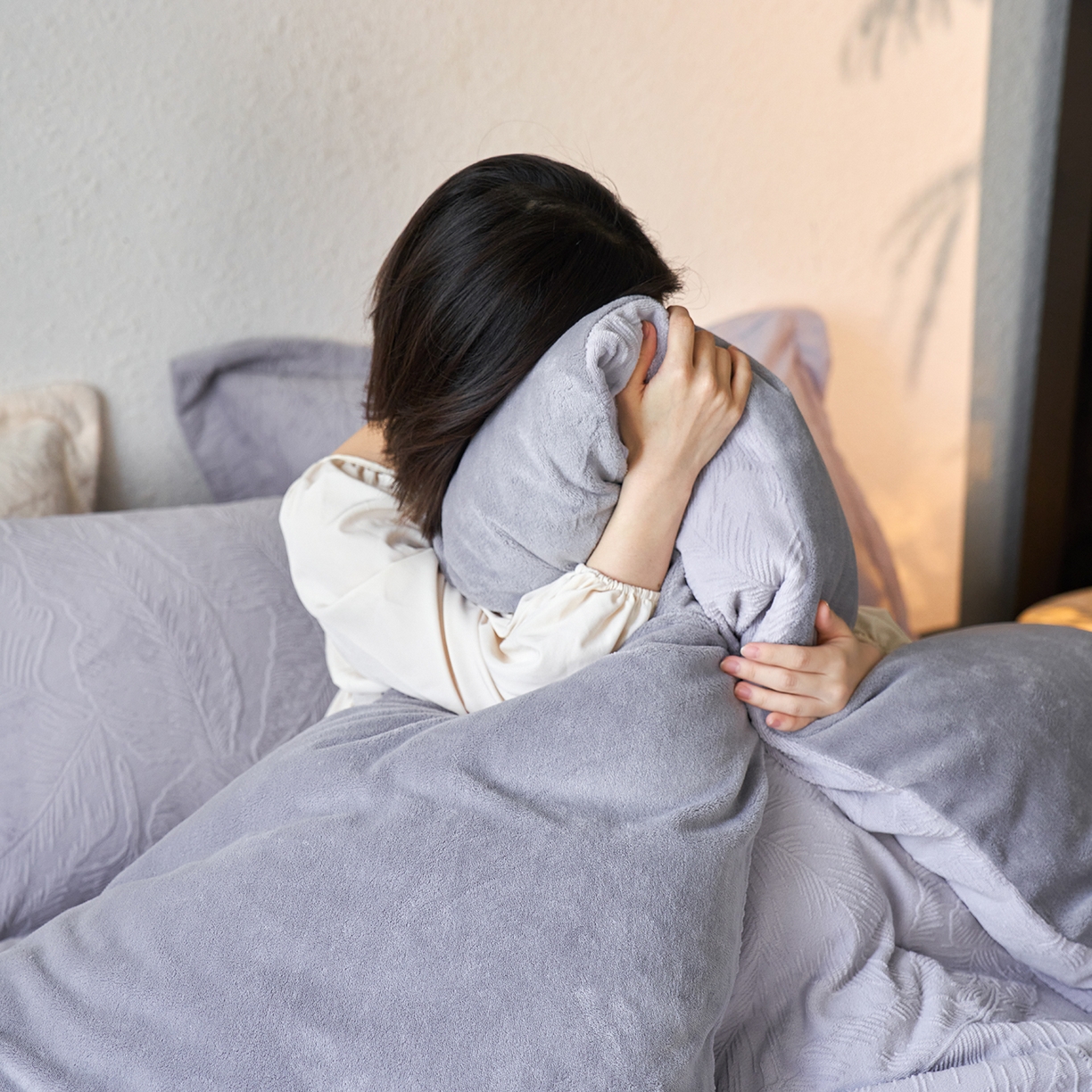 91家纺网 家纺一手货源 找家纺 亿梵家居 2025秋冬新款A类全消光牛奶绒立体5D雕花绒四件套-风格一 （提供买家秀） 芭提雅-香芋紫