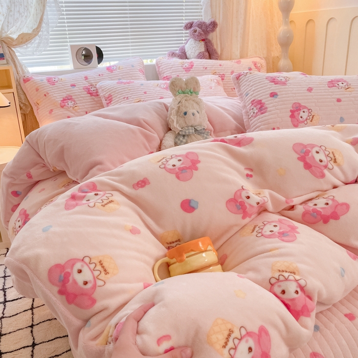 91家纺网 家纺一手货源 找家纺 云玲时尚 2025新款高克重牛奶绒印花床盖四件套 粉色美蒂