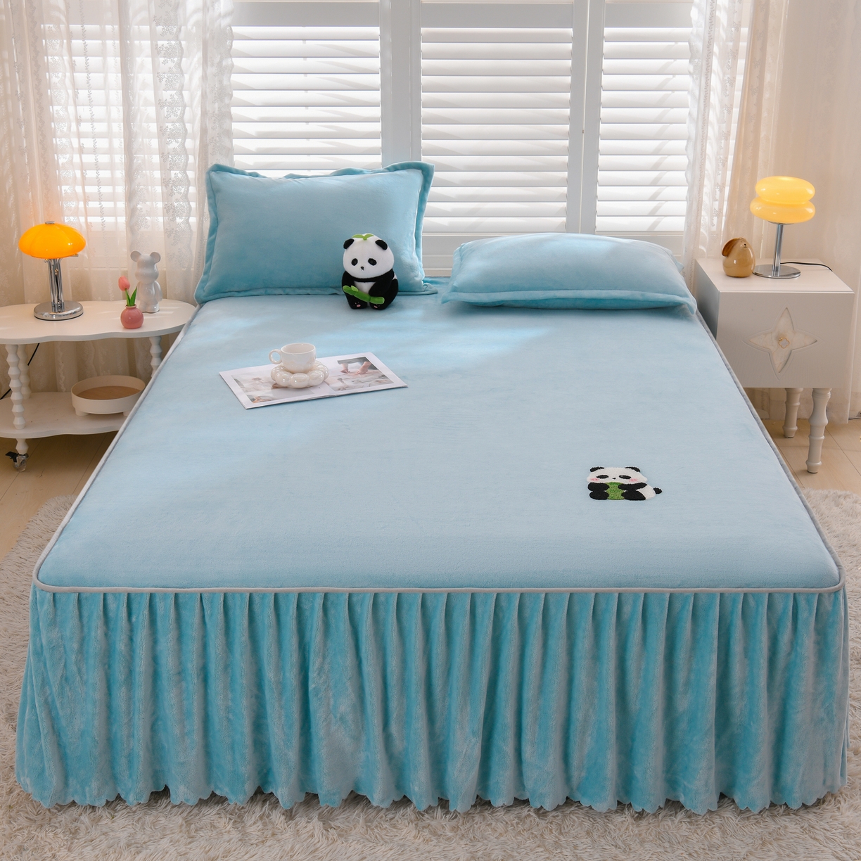91家纺网 家纺一手货源 找家纺 湘之帛 2025新款简约毛巾绣牛奶绒床裙-小熊猫 小熊猫-浅蓝