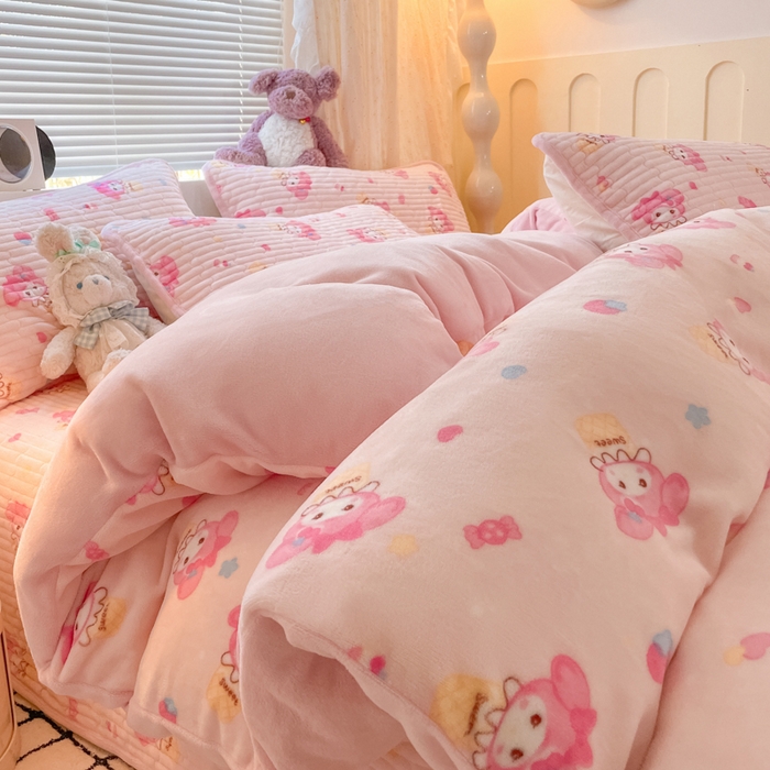 91家纺网 家纺一手货源 找家纺 云玲时尚 2025新款高克重牛奶绒印花床盖四件套 粉色美蒂