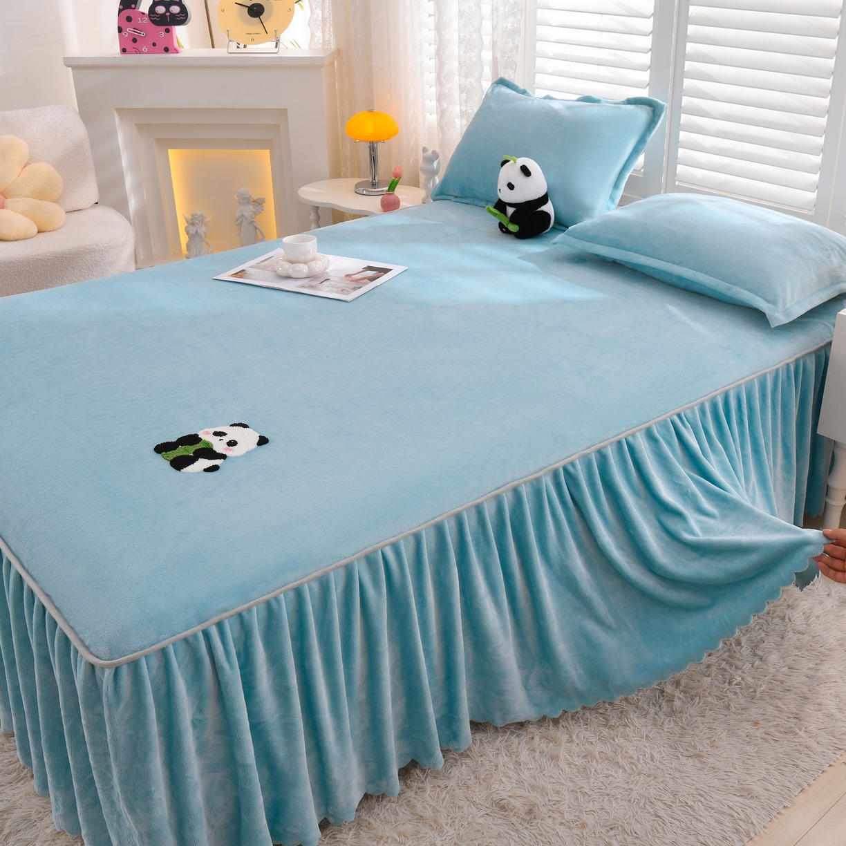 91家纺网 家纺一手货源 找家纺 湘之帛 2025新款简约毛巾绣牛奶绒床裙-小熊猫 小熊猫-浅蓝