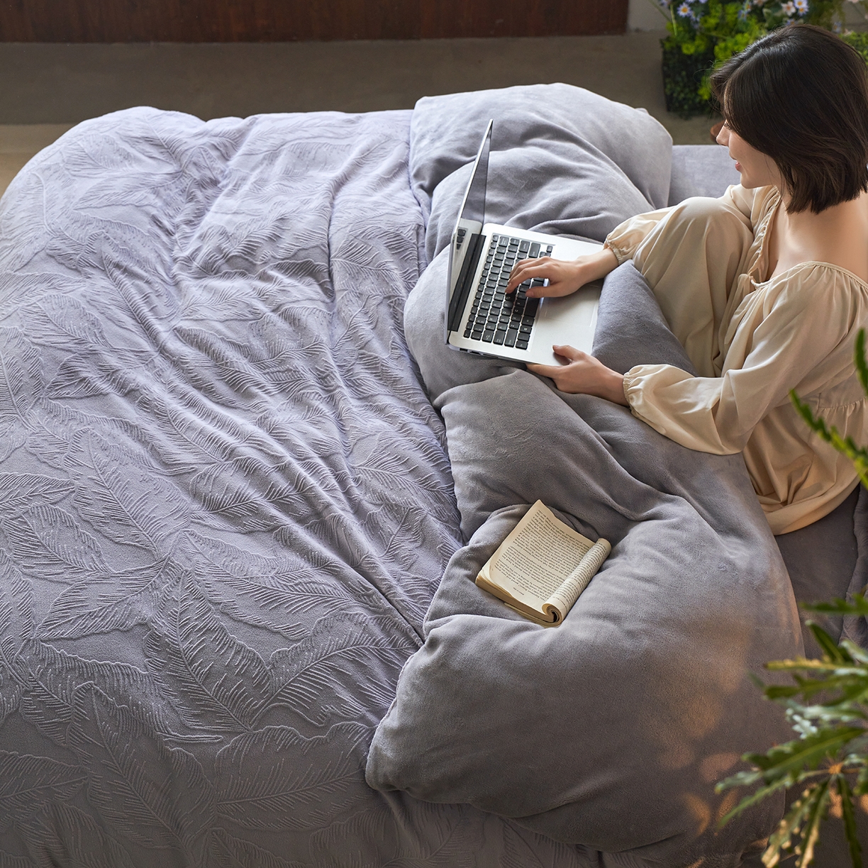 91家纺网 家纺一手货源 找家纺 亿梵家居 2025秋冬新款A类全消光牛奶绒立体5D雕花绒四件套-风格一 （提供买家秀） 芭提雅-香芋紫