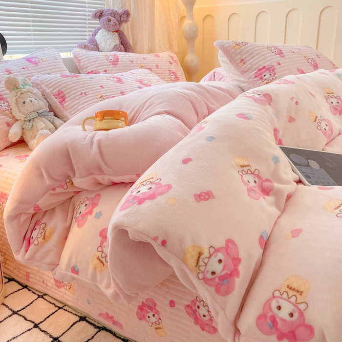 91家纺网 家纺一手货源 找家纺 云玲时尚 2025新款高克重牛奶绒印花床盖四件套 粉色美蒂