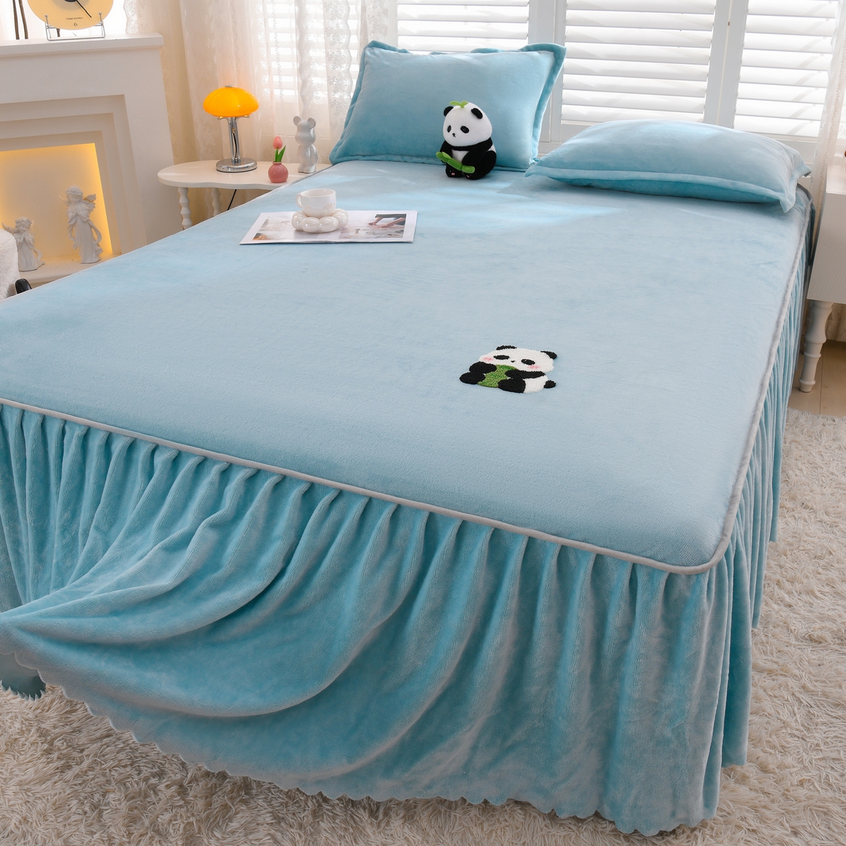 91家纺网 家纺一手货源 找家纺 湘之帛 2025新款简约毛巾绣牛奶绒床裙-小熊猫 小熊猫-浅蓝
