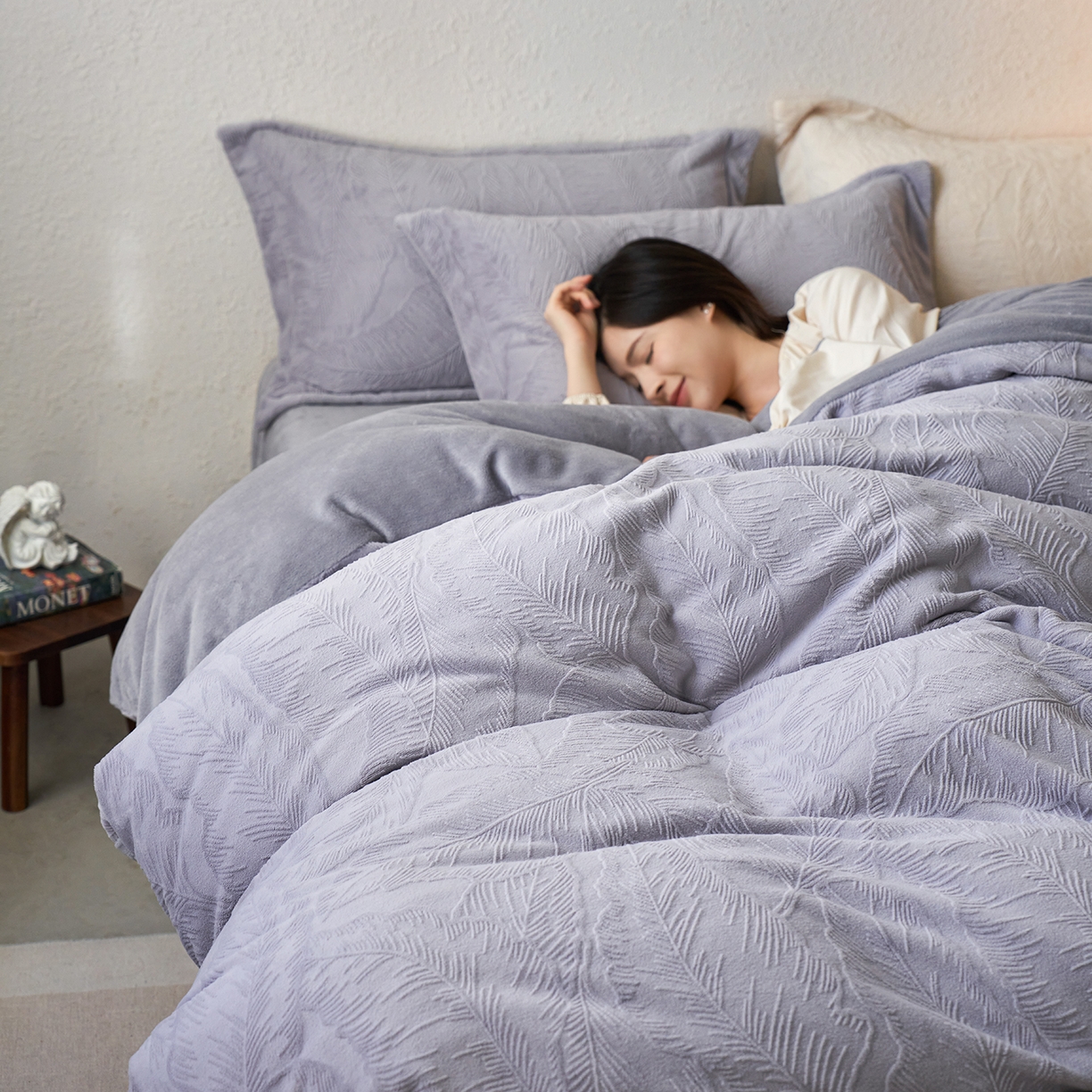 91家纺网 家纺一手货源 找家纺 亿梵家居 2025秋冬新款A类全消光牛奶绒立体5D雕花绒四件套-风格一 （提供买家秀） 芭提雅-香芋紫