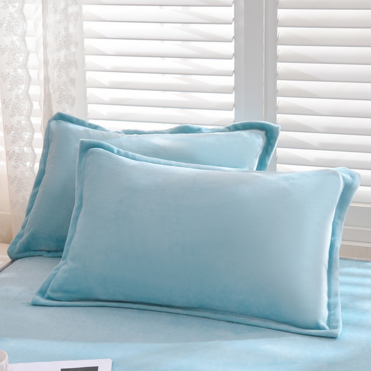 91家纺网 家纺一手货源 找家纺 湘之帛 2025新款简约毛巾绣牛奶绒床裙-小熊猫 小熊猫-浅蓝