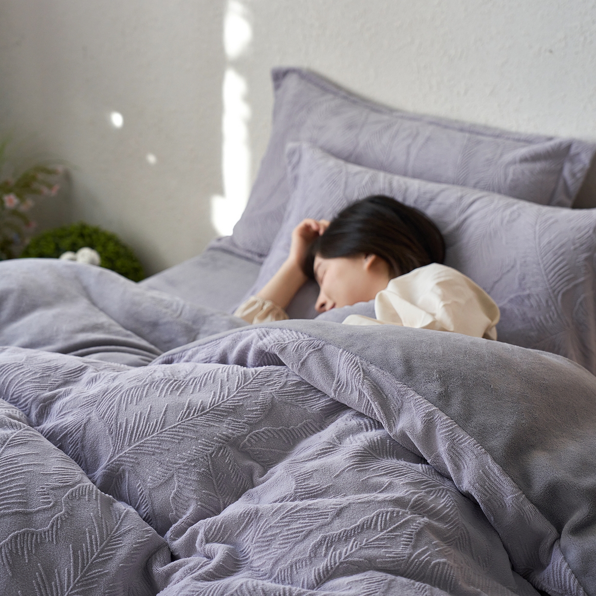 91家纺网 家纺一手货源 找家纺 亿梵家居 2025秋冬新款A类全消光牛奶绒立体5D雕花绒四件套-风格一 （提供买家秀） 芭提雅-香芋紫