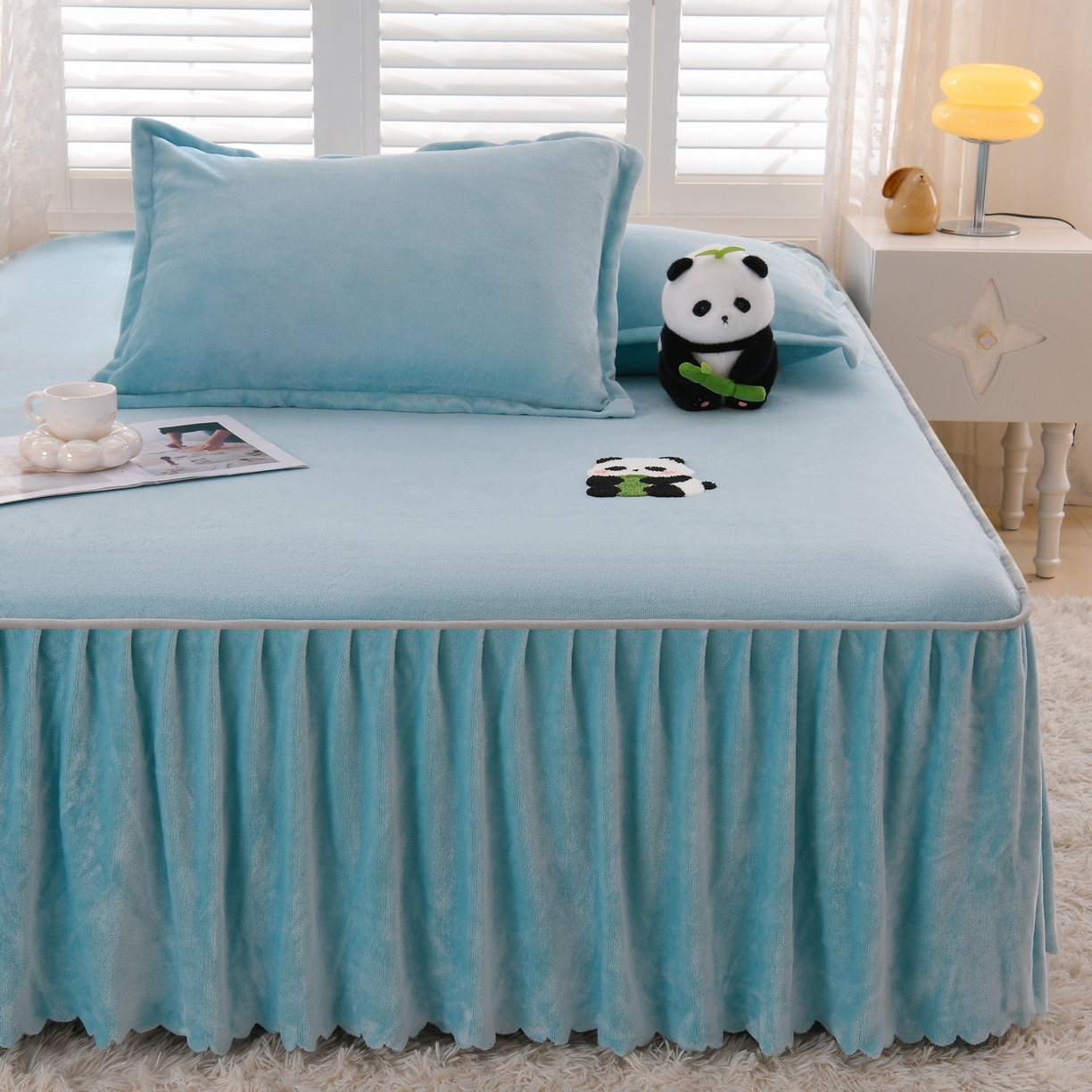 91家纺网 家纺一手货源 找家纺 湘之帛 2025新款简约毛巾绣牛奶绒床裙-小熊猫 小熊猫-浅蓝