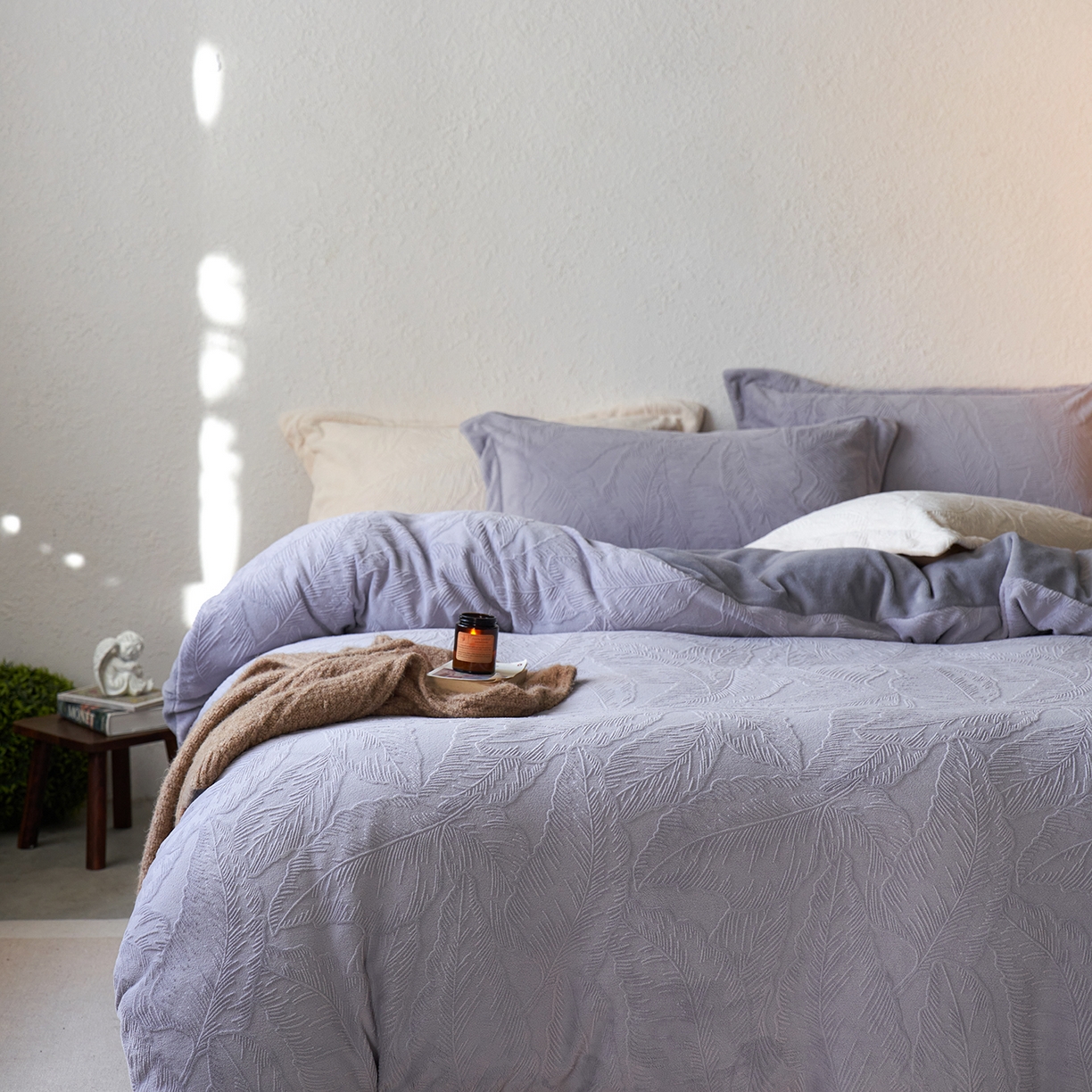 91家纺网 家纺一手货源 找家纺 亿梵家居 2025秋冬新款A类全消光牛奶绒立体5D雕花绒四件套-风格一 （提供买家秀） 芭提雅-香芋紫